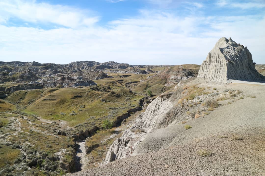 Would you go on a hike to uncover 71-million-year-old dinosaur fossils? Then you must visit Dinosaur Provincial Park. Here are 5 reasons why you should this UNESCO World Heritage Site.