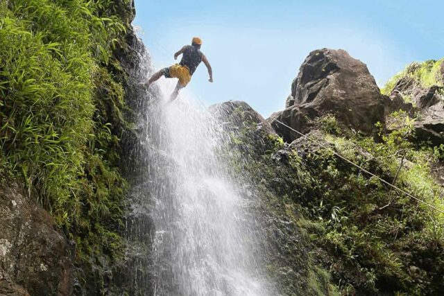 maui rappelling tour down the waterfall